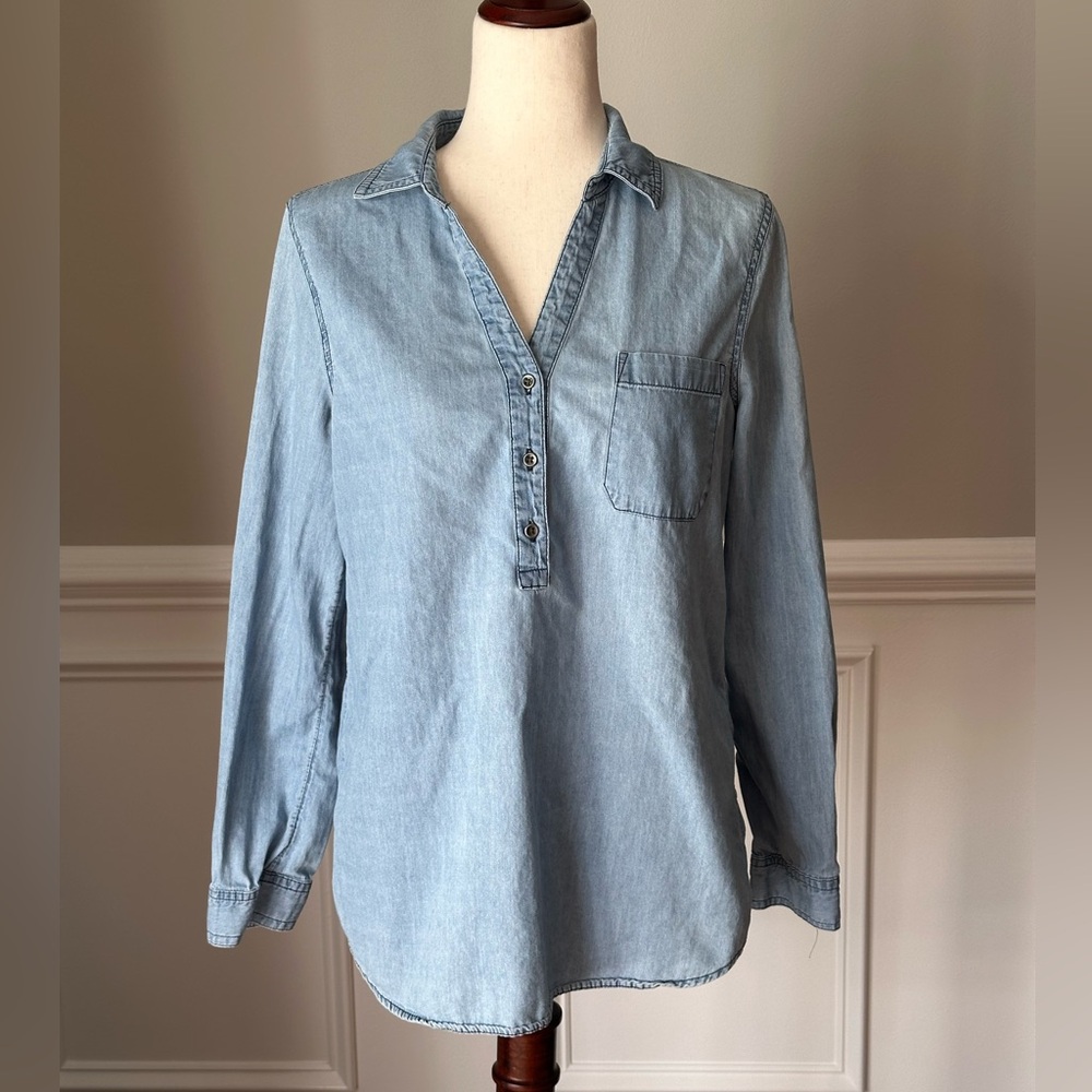 Old Navy Denim Chambray Top size Medium
